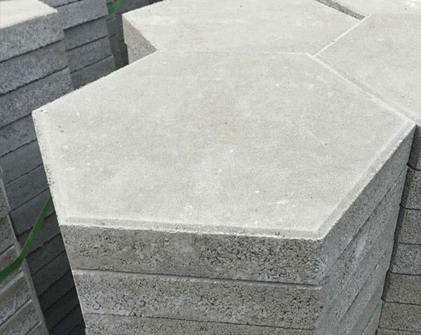 六角護(hù)坡磚如何鋪貼？